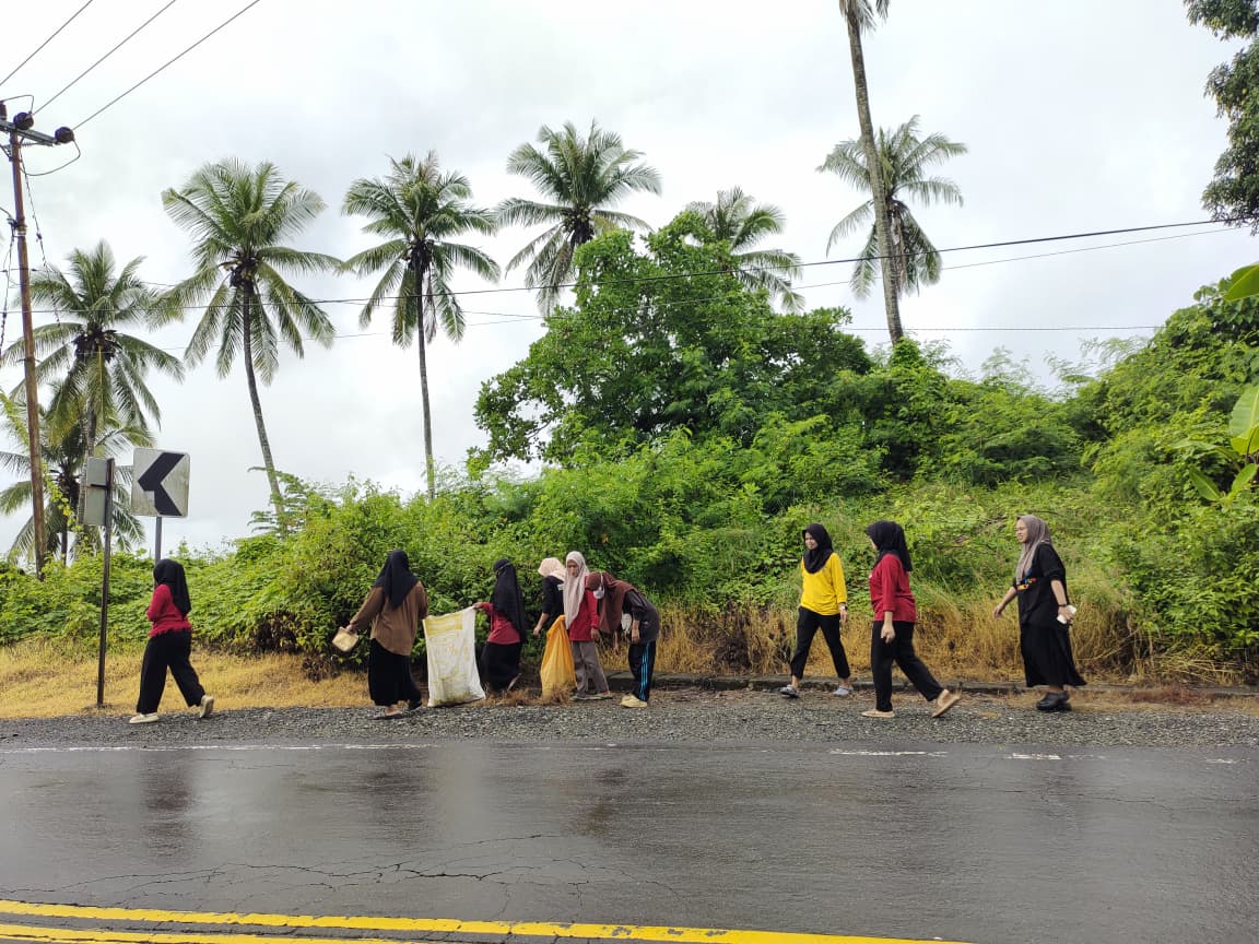 Pemerintah Desa Mario Gelar Jumat Bersih, Bersihkan Sampah di Sepanjang Jalan Poros